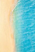 entspannende Luftstrandszene, Sommerferienferien-Vorlagenfahne. Wellen surfen mit erstaunlicher blauer Ozeanlagune, Meeresküste, Küste. perfekte luftdrohne draufsicht. friedlicher heller Strand, Meer