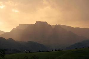 Berge von Sonne und Dunst umrissen foto