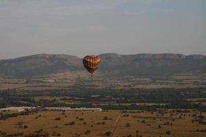 bunter Heißluftballon in den Bergen foto