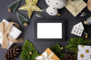 Weihnachtsschmuck auf schwarzem Hintergrund foto