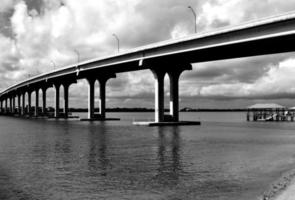 Brücke über den Fluss foto