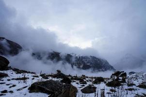 Bergwinterlandschaft in der Wolke. Himalaya, nepalesische Berge foto