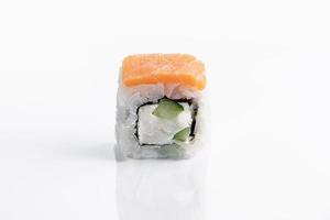 Philadelphia-Sushi-Rolle auf weißem Hintergrund. Uramaki-Rollen.