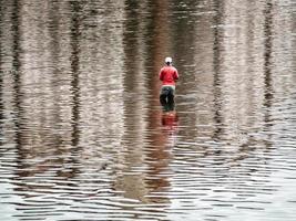 ein Angler, der im Stadtsee fischt foto