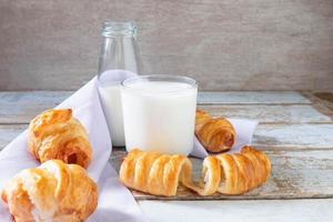 frisches Brot mit Milch foto