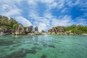 Belitung mit großen Felsbrocken, die es schön anzusehen machen foto