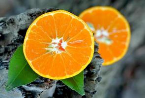 Orangenfrucht auf einem hölzernen Hintergrund foto