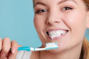Frau mit Zahnbürste putzen Zähne putzen