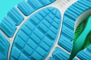 Bruchstück der Sohle eines blauen Sneakers aus nächster Nähe. strukturierte Textur des Materials von Sportschuhen. foto