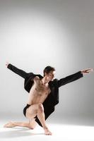 der junge attraktive moderne Balletttänzer auf weißem Hintergrund foto