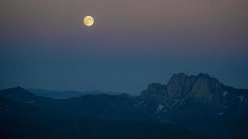 Berge Abenddämmerung Landschaft mit aufgehenden Mond Bergketten auf Sonnenuntergang Himmel Hintergrund Dämmerung Landschaft foto