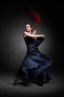 junge Frau tanzt Flamenco auf Schwarz foto