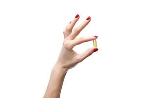 Hand, die Kapsel von Omega-3 auf weißem Hintergrund hält. Nahansicht. Hochauflösendes Produkt. Gesundheitskonzept foto