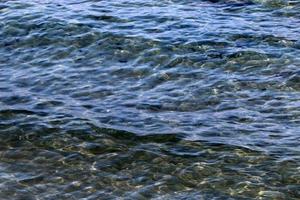 die farbe des wassers im mittelmeer im seichten wasser foto