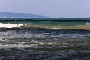 die farbe des wassers im mittelmeer im seichten wasser foto