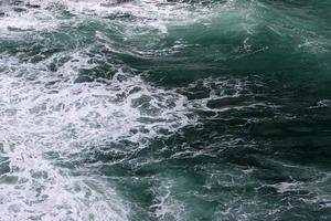 die farbe des wassers im mittelmeer im seichten wasser foto