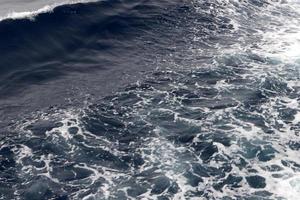 die farbe des wassers im mittelmeer im seichten wasser foto