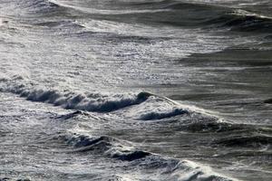 die farbe des wassers im mittelmeer im seichten wasser foto