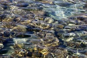 die farbe des wassers im mittelmeer im seichten wasser foto