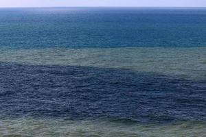 die farbe des wassers im mittelmeer im seichten wasser foto