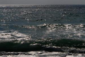 die farbe des wassers im mittelmeer im seichten wasser foto