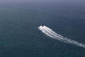 die farbe des wassers im mittelmeer im seichten wasser foto