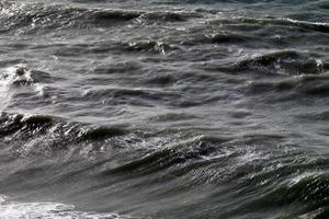 die farbe des wassers im mittelmeer im seichten wasser foto