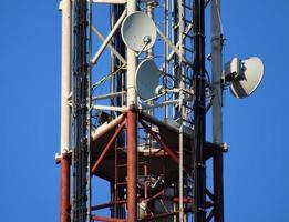 Satellitenantennen und Repeater auf dem Turm foto