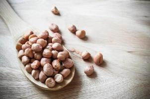 Erdnüsse Nahaufnahme auf Holzkelle