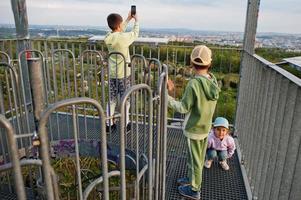 Kinder am Aussichtsturm. Wachturm bei Sonnenuntergang. foto