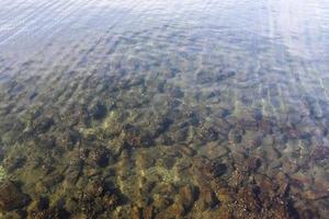 Wasseroberfläche mit Wellen und Wellen und das Sonnenlicht reflektiert foto