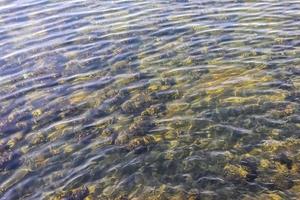 Wasseroberfläche mit Wellen und Wellen und das Sonnenlicht reflektiert foto