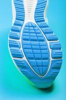 Bruchstück der Sohle eines blauen Sneakers aus nächster Nähe. strukturierte Textur des Materials von Sportschuhen. foto