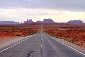 Straße in einer Wüste foto