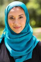 Nahaufnahmeporträt der muslimischen Frau im Freien foto