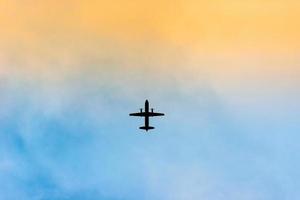 Silhouette eines Flugzeugs im Sonnenuntergang foto