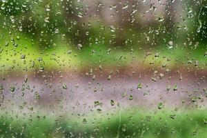 Regentropfen auf dem Glas foto