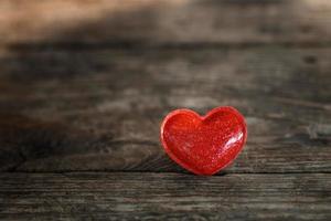 Schönes rotes Herz auf Holzhintergrund, Konzept von Romantik und Liebe. foto