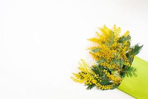 schöne Blumenkomposition. Zweige Blumen Mimose auf weißem Hintergrund. Valentinstag, Ostern, Geburtstag, Muttertag. flache Lage, Draufsicht, Kopierbereich foto