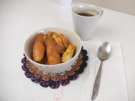 gekochter brauner Maniokzucker, eine Delikatesse aus Indonesien foto