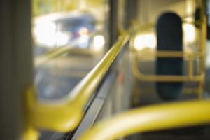 Innenraum des Busses. gelber handlauf im transport. öffentliche Verkehrsmittel drinnen. foto