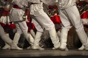 Volkstanz. weiße Stiefel. Tanzunterricht auf der Bühne. Details zur Fußbewegung. Synchrontanz der Kinder. foto