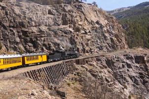 Schmalspurdampflokomotive in den Bergen foto