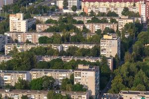 Luftpanoramablick auf das Wohngebiet von Hochhäusern foto