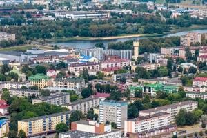 Luftpanorama aus großer Höhe einer kleinen Provinzstadt mit privatem Sektor und Wohnhochhäusern foto