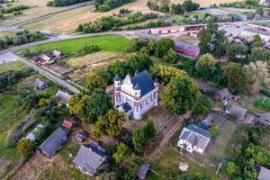 luftbild auf barocktempel oder katholische kirche auf dem land foto