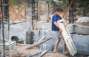 arme kinder, die auf der baustelle gegen kinderarbeit arbeiten, kinder müssen wegen armut arbeiten, welttag gegen kinderarbeit und handelskonzept. foto