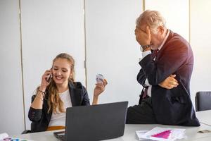 geschäftsfrauen und geschäftsmänner arbeiten und telefonieren mit handys foto