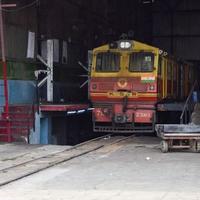 kalka, haryana, indien 14. mai 2022 - indische spielzeugzugdiesellokomotive am bahnhof kalka tagsüber, kalka shimla spielzeugzugdiesellokomotive foto