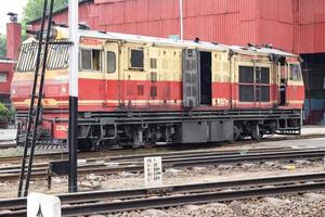 kalka, haryana, indien 14. mai 2022 - indische spielzeugzugdiesellokomotive am bahnhof kalka tagsüber, kalka shimla spielzeugzugdiesellokomotive foto